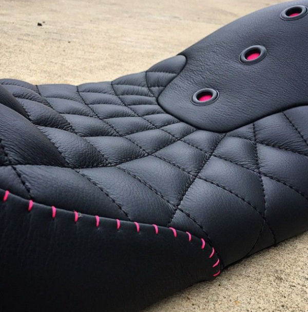 Jok motor dengan pola geometris modern